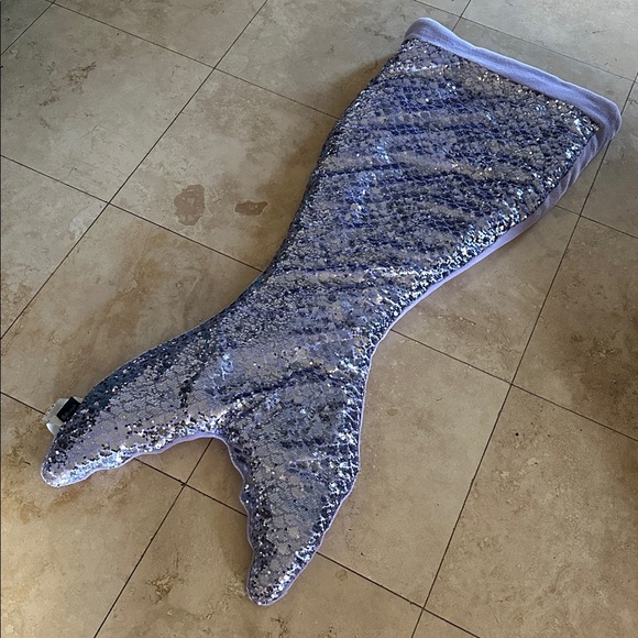 Cynthia Rowley Other - Mermaid Fin Snuggle Blanket • EUC Like New! 🧜♀️
